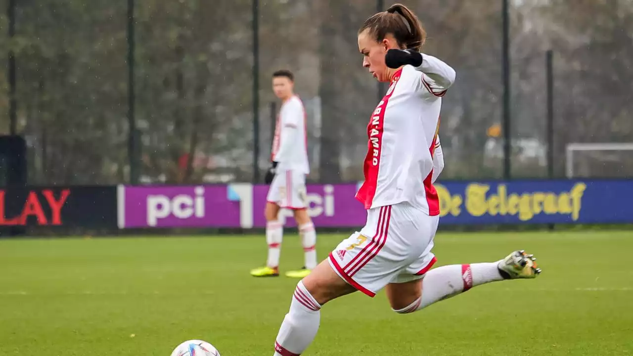 Ajax Vrouwen verslaat PSV dankzij vrije trap Leuchter en blijft foutloos in Eredivisie