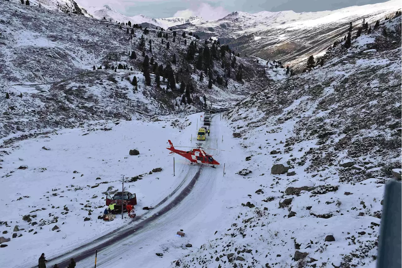 Davos GR: Zwei Verletzte bei Unfall auf schneebedeckter Strasse