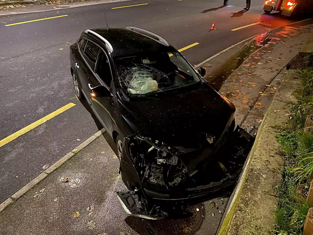 Stadt Freiburg FR: Mit Auto frontal in Mauer gekracht – zwei Personen verletzt