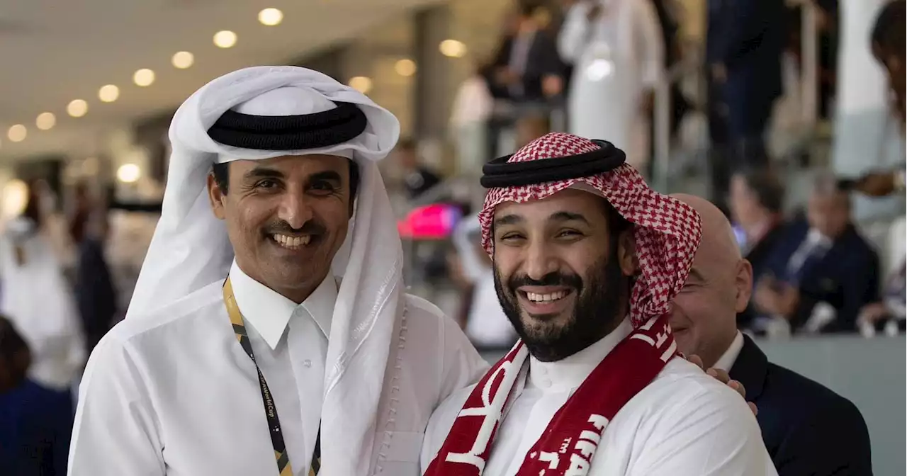 بالصور: ولي العهد يشرف حفل افتتاح كأس العالم.. وشاح مونديالي وعناق لرئيس عربي