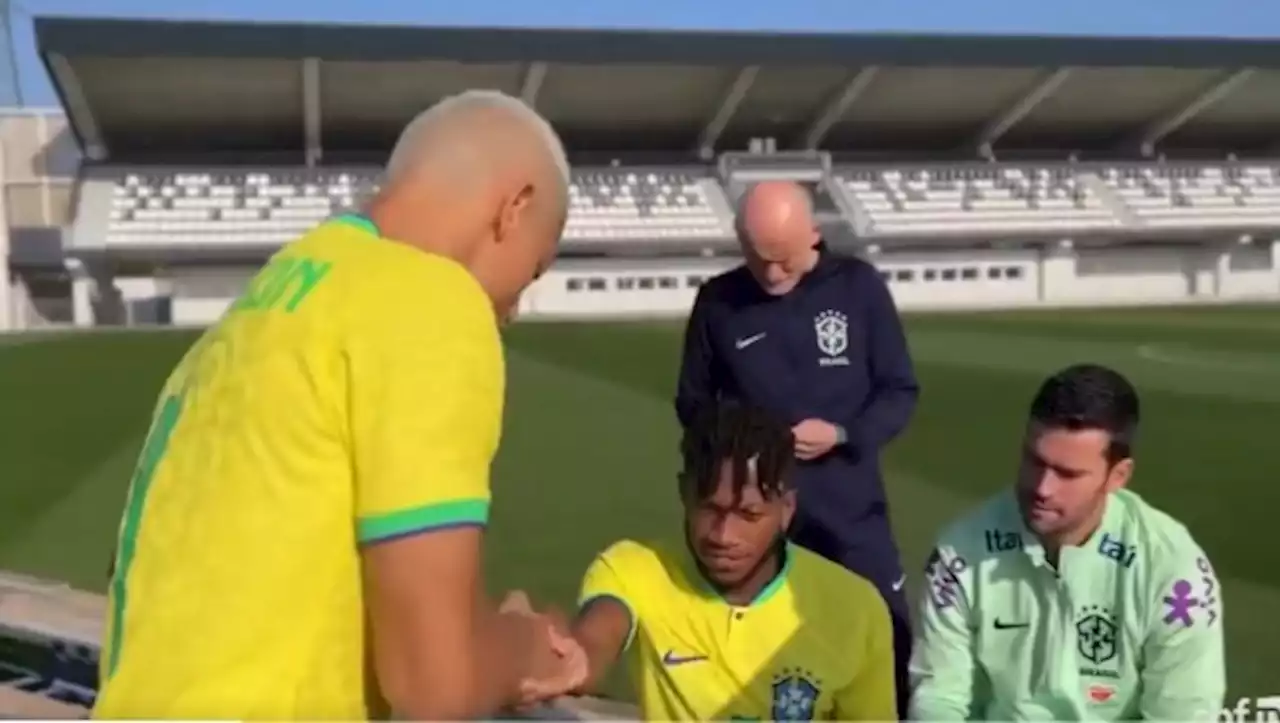 Richarlison hilariously moves Fred after sitting in Neymar's seat for team photo