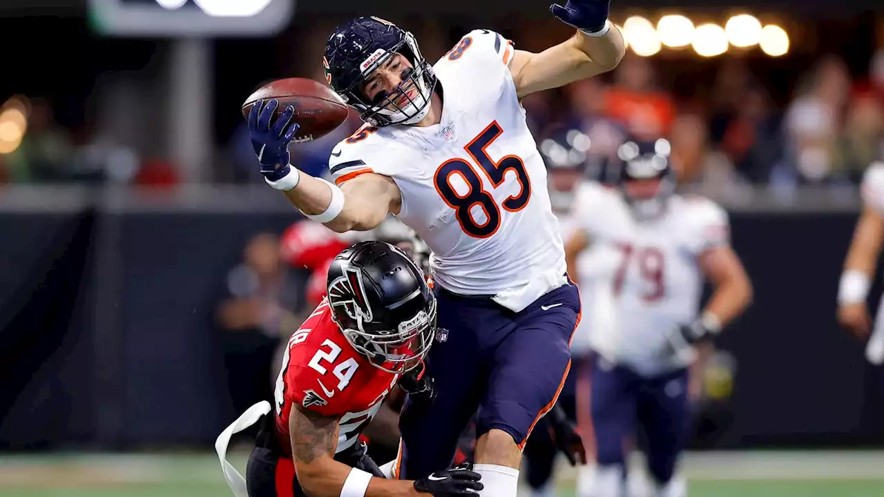 Bears TE Cole Kmet makes unreal 1-handed catch, continues to emerge alongside Justin Fields