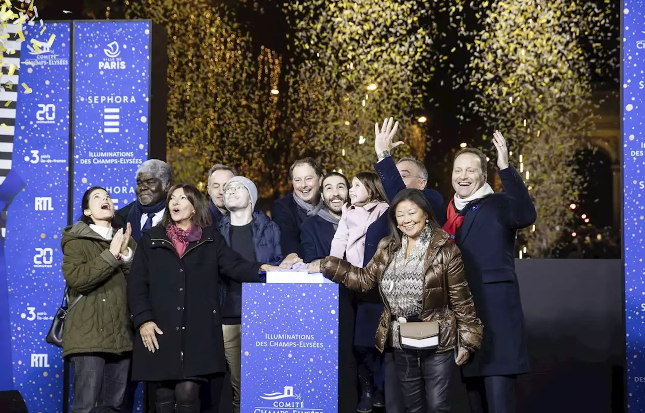 Sur les Champs-Elysées, des illuminations sobres mais joyeuses