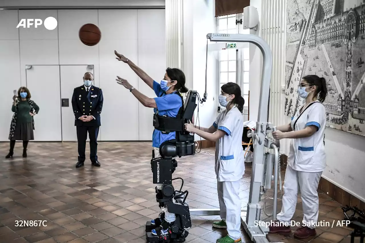 Aux Invalides, des militaires blessés peuvent remarcher à l'aide d'un exosquelette - Sciences et Avenir