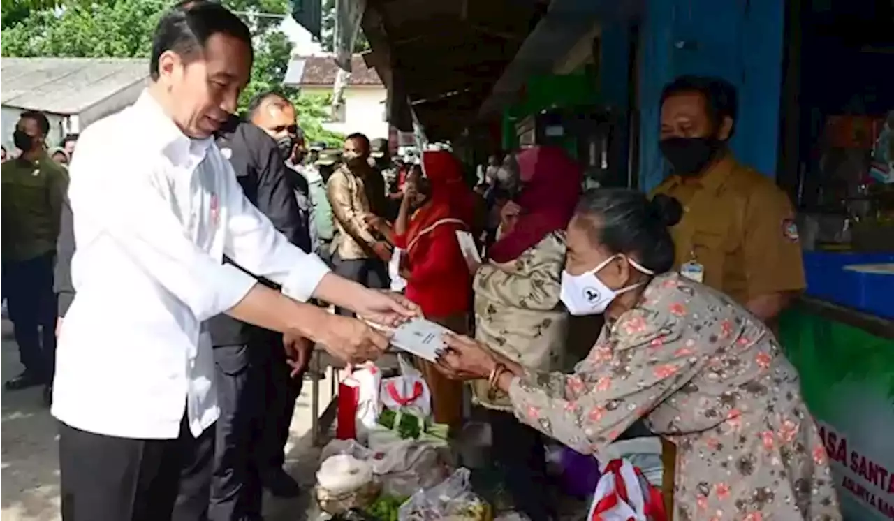 Didampingi Ganjar, Presiden Jokowi Bagikan BLT di Pasar Colomadu