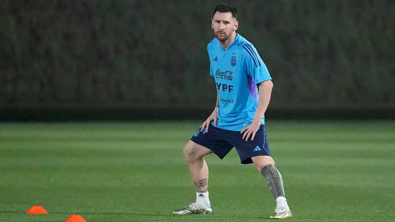 WM 2022: Lionel Messi trainiert in goldenen Schuhen! Glänzender Auftritt