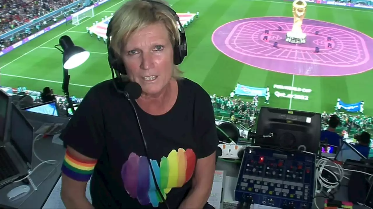 WM im ZDF: Claudia Neumann mit Regenbogen-Protest im TV