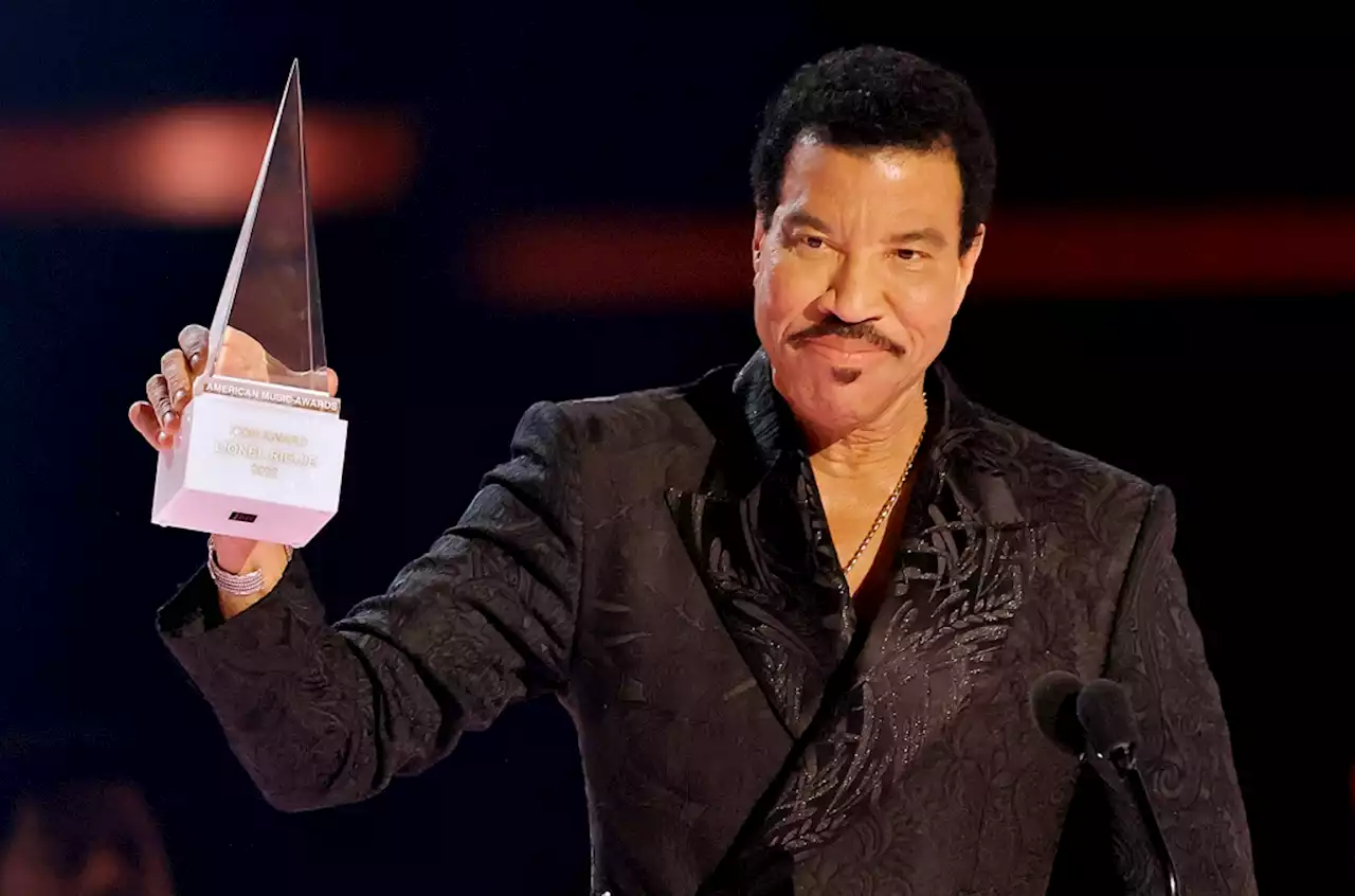 Lionel Richie Gives Advice to ‘Young Superstars’ While Accepting Icon Award at 2022 AMAs