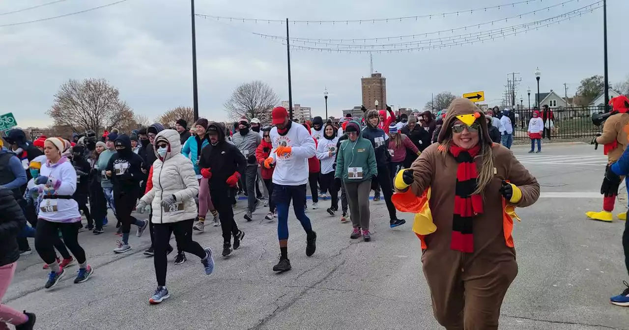 Despite chilly weather, hundreds turn out for Turkey Trot in Aurora