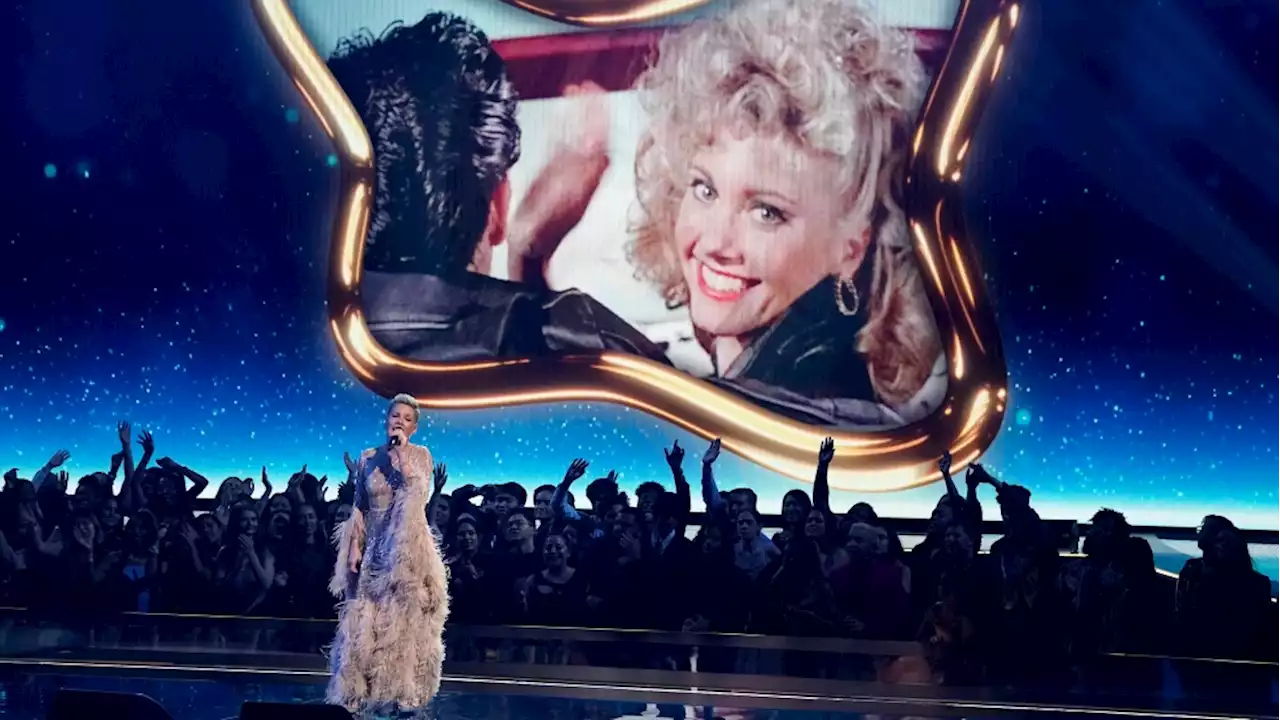 Pink delivers moving tribute to Olivia Newton-John at the American Music Awards