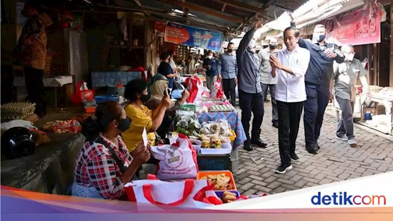 Jokowi Bagikan BLT dan Cek Harga di Pasar Karanganyar