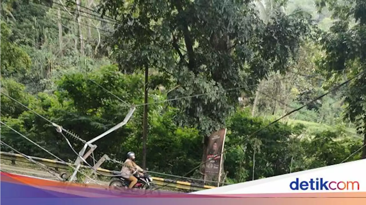 Penampakan Tiang Listrik Roboh Imbas Gempa di Cianjur