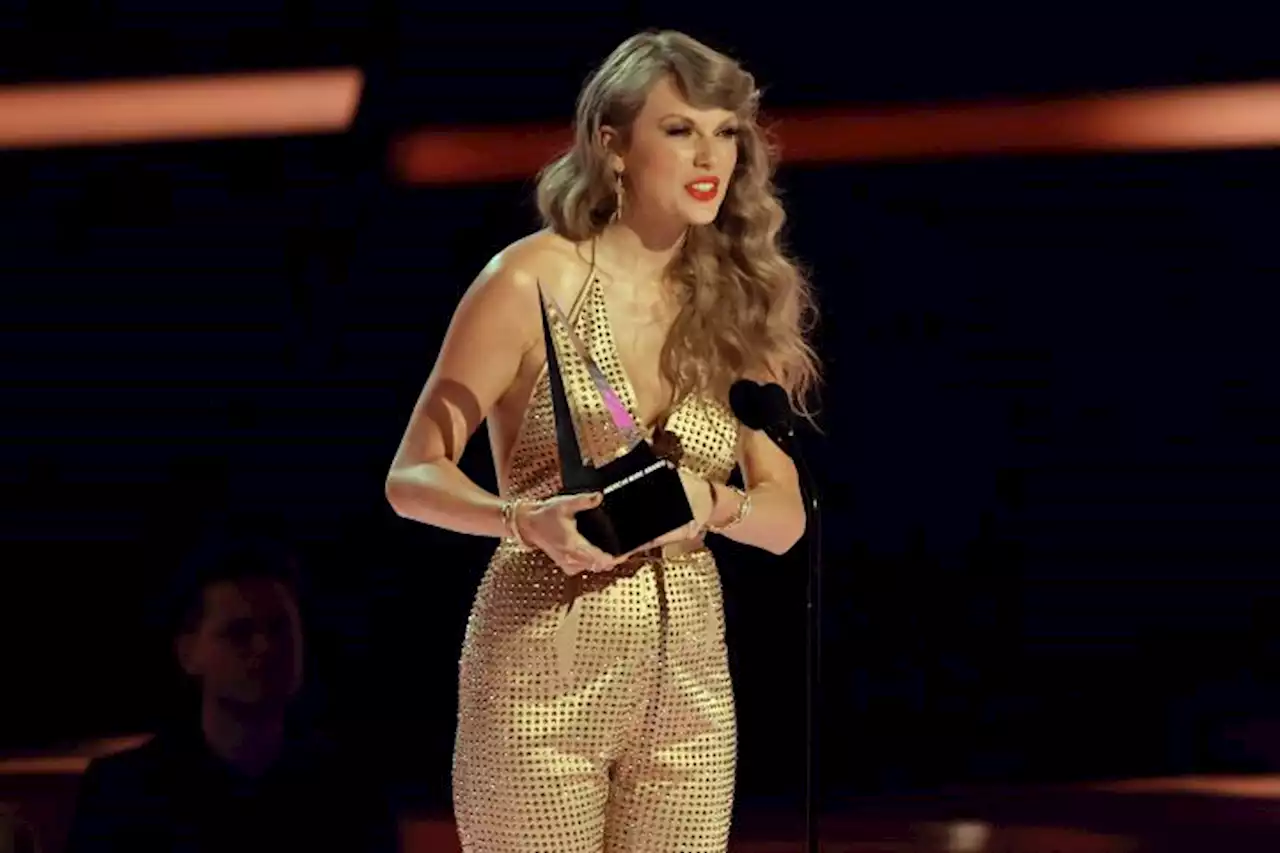 Taylor Swift Glitters In Gold While Accepting 2022 AMAs Wins