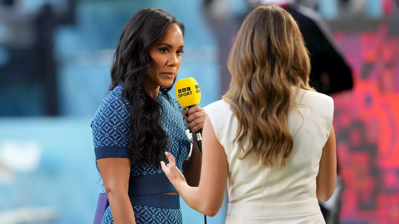 WM 2022: Moderatorin Alex Scott trägt 'One-Love'-Binde während Berichterstattung aus dem Khalifa International Stadium