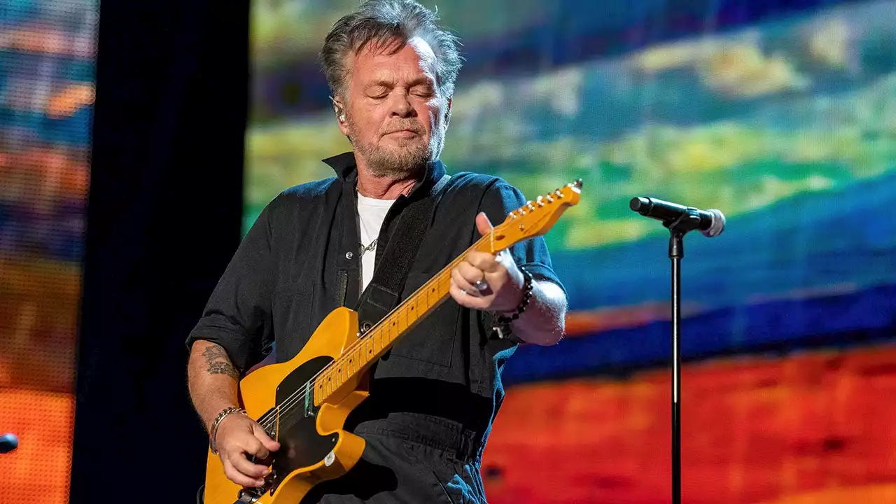 John Mellencamp sits for national anthem before Colts-Eagles game