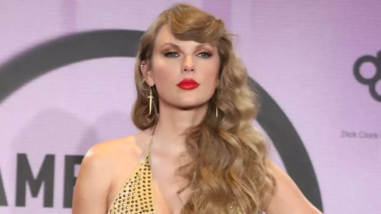 Taylor Swift brille de mille feux dans une combinaison gold au décolleté plongeant et complètement ouverte dans le dos - Grazia