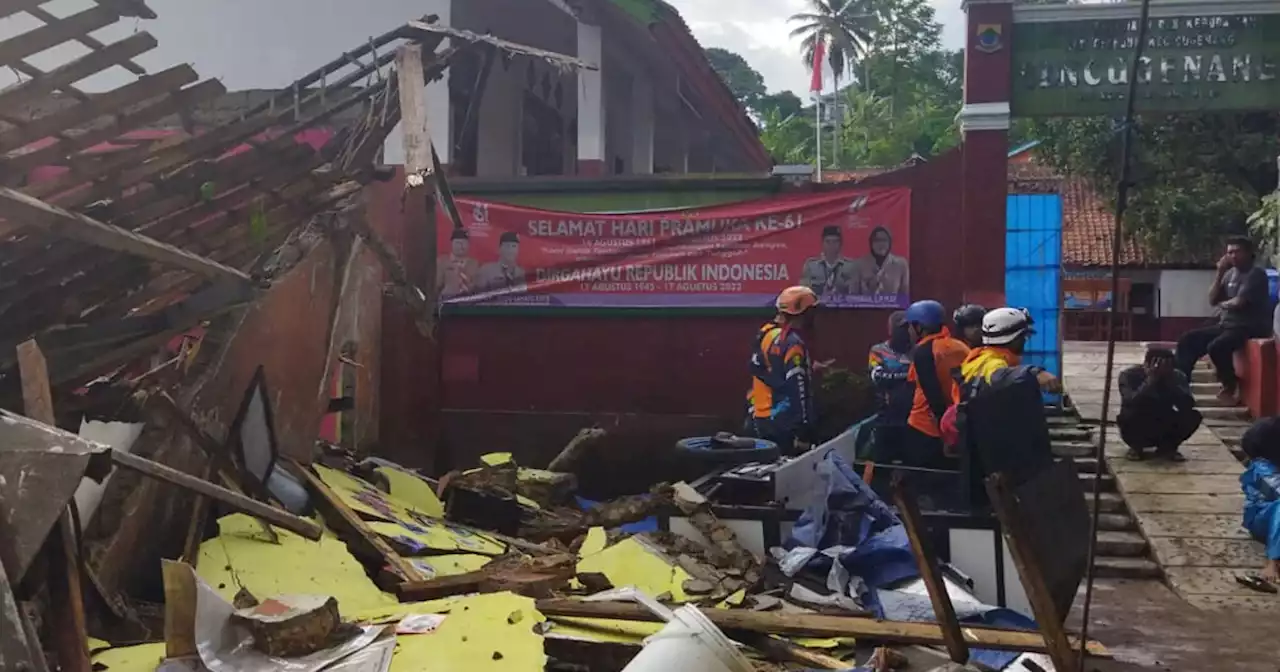 Strong earthquake leaves at least 162 dead in Indonesia