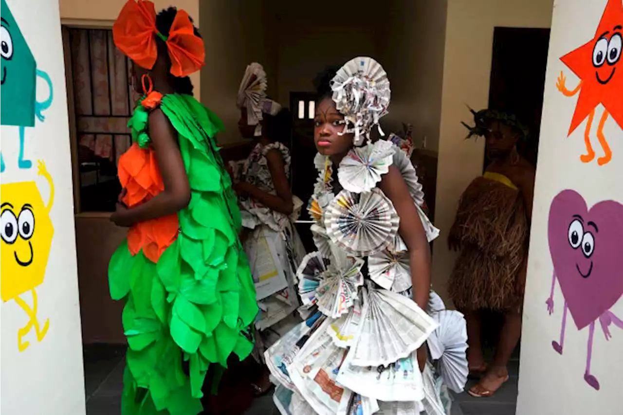 Nigerian teens create fashion from trash to fight pollution