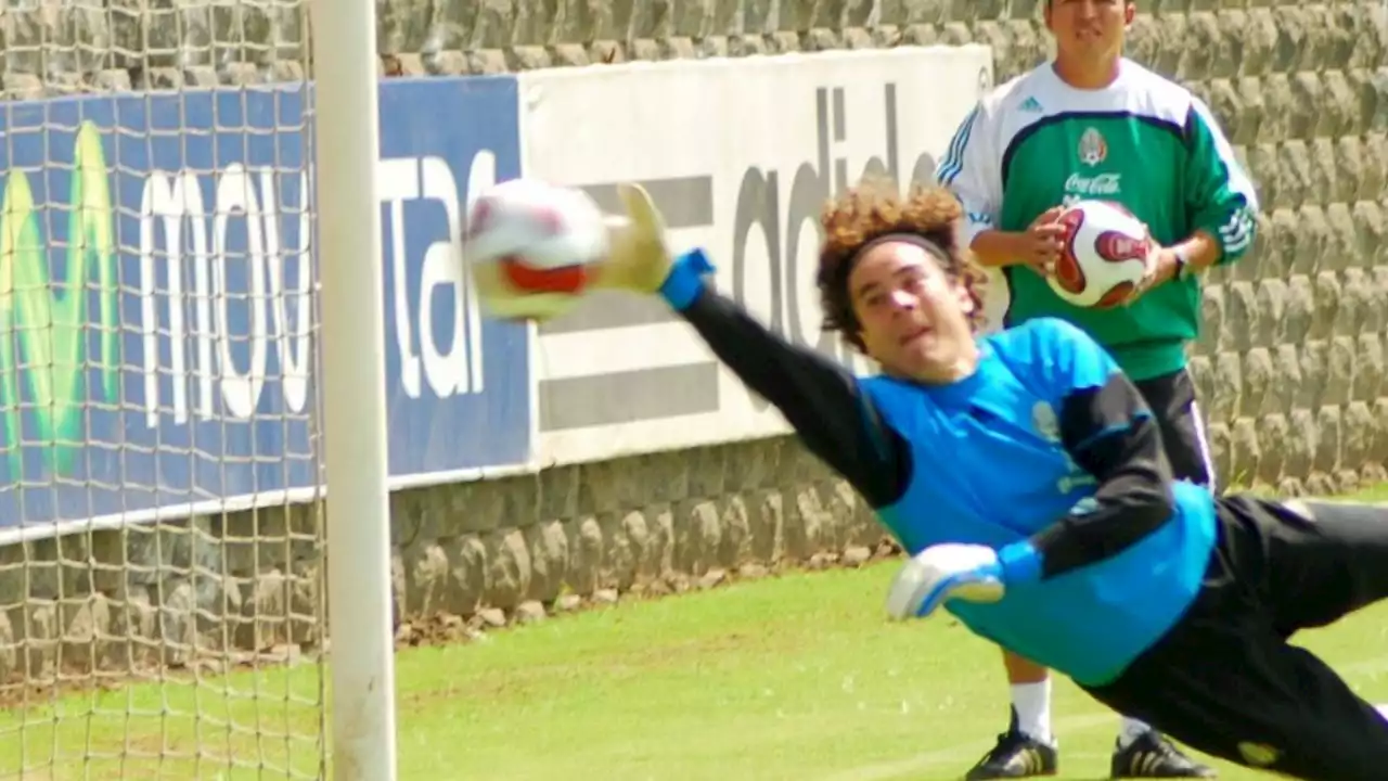 Memo Ochoa sale en defensa de Raúl Jiménez