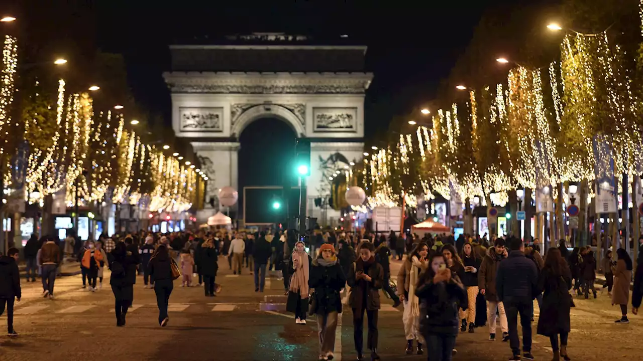 Louane éteint les illuminations des Champs-Élysées dès 23h45, sobriété énergétique oblige