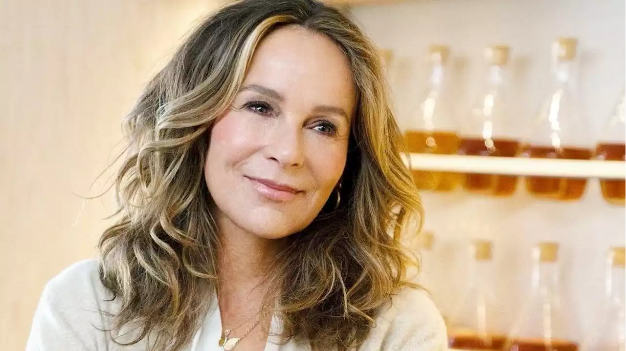 «Je ne pensais pas être concernée» : Jennifer Grey, star de Dirty Dancing, se confie sur sa perte de cheveux