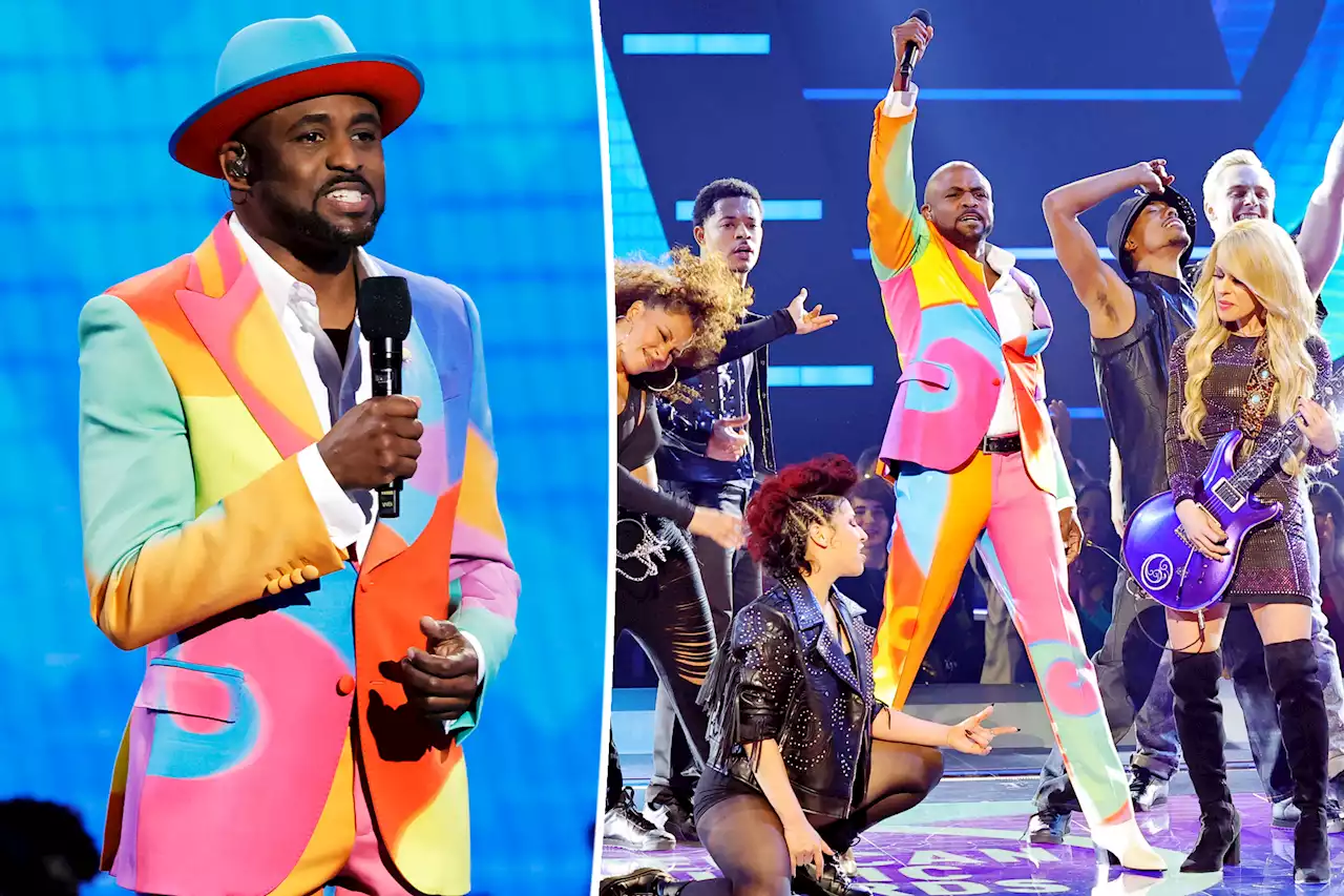 AMAs host Wayne Brady’s rainbow suit trolled by viewers