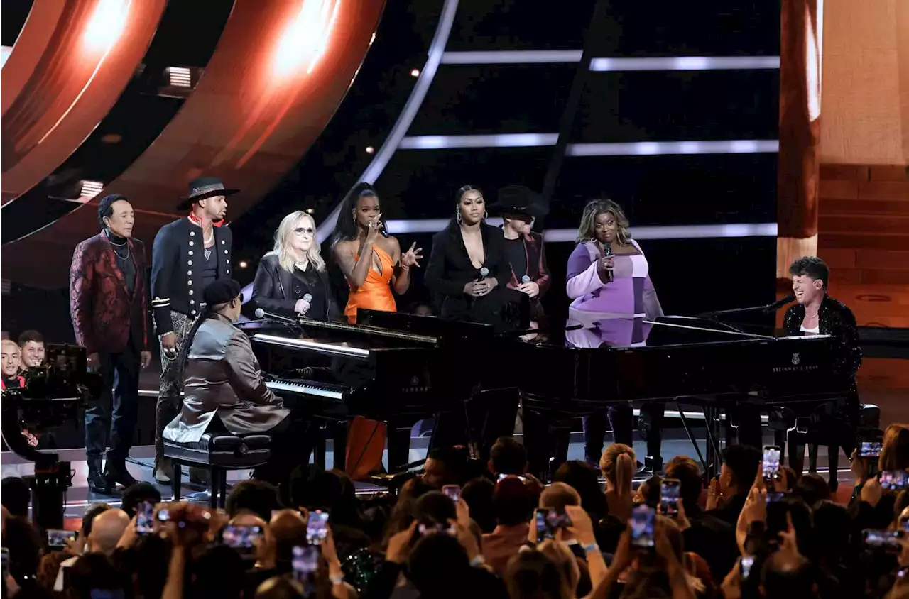 Stevie Wonder, Charlie Puth Pay Tribute to Lionel Richie With Hits-Filled Medley at 2022 AMAs