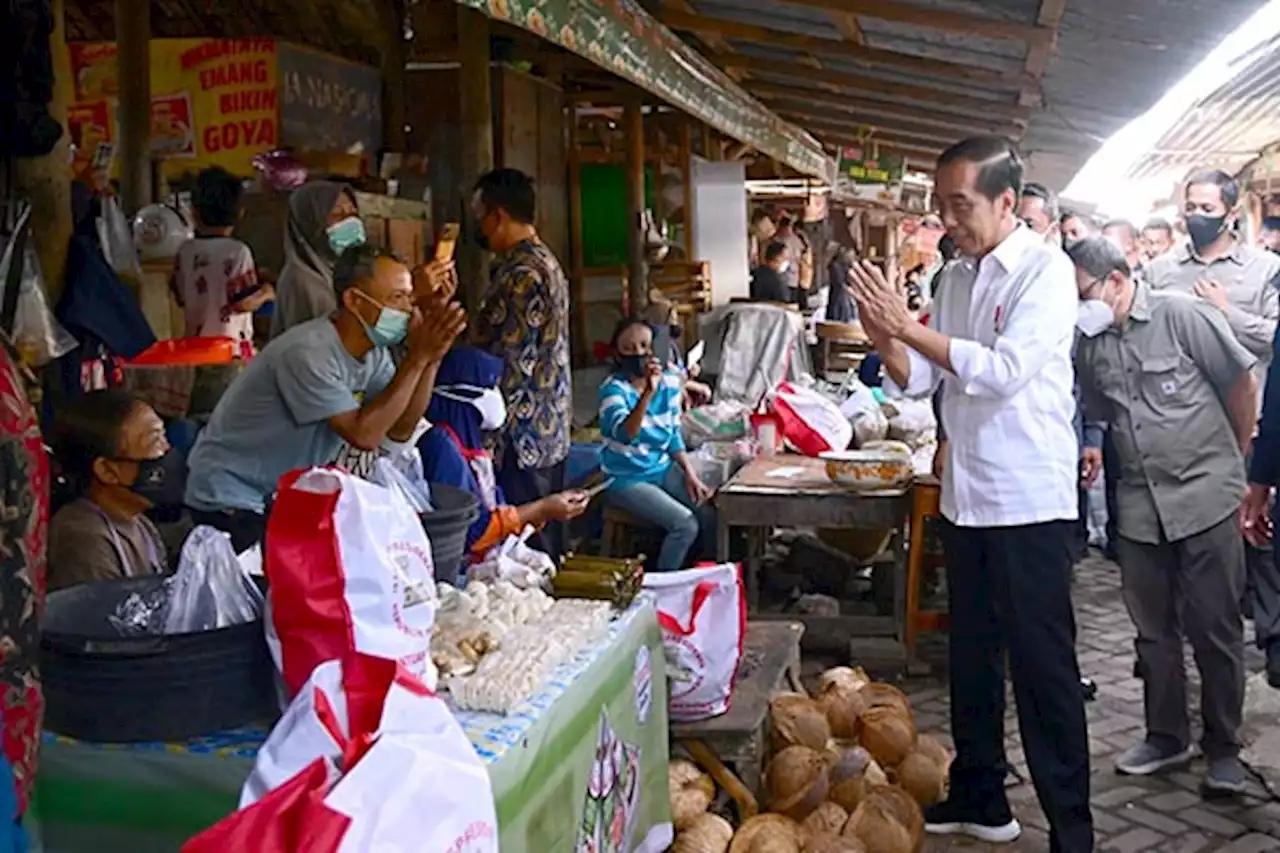 Jokowi Sapa Pedagang dan Bagikan Sembako di Pasar Malangjiwan Karanganyar