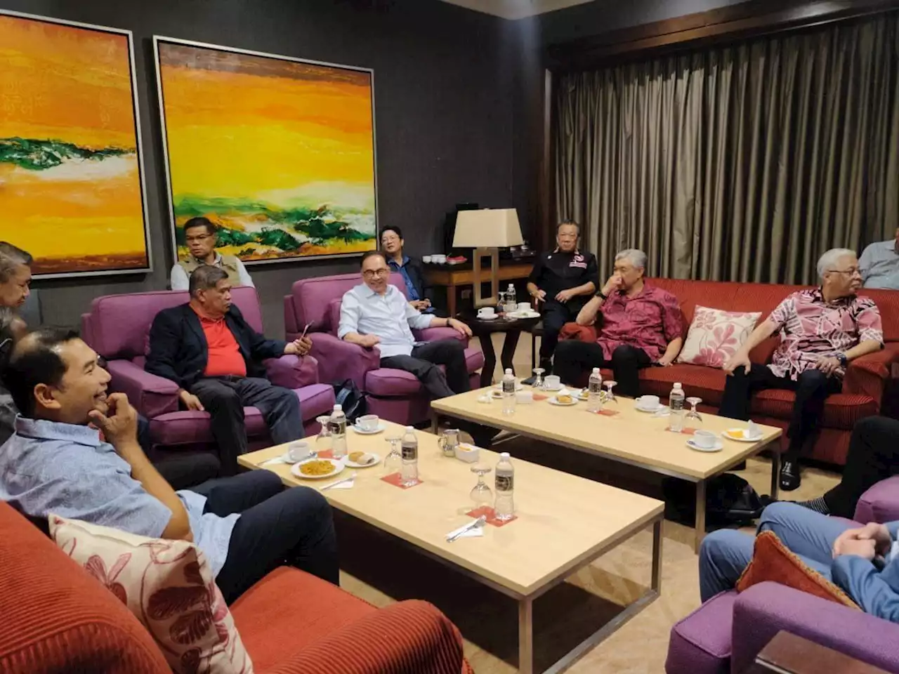 GE15: Viral photo shows Barisan and Pakatan leaders meeting