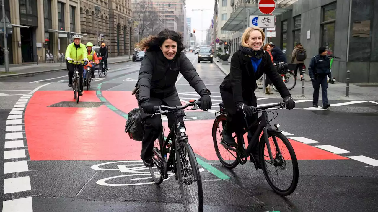 Motorisierter Verkehr nur noch für Anlieger: Charlottenstraße in Berlin-Mitte ist ab sofort Fahrradstraße