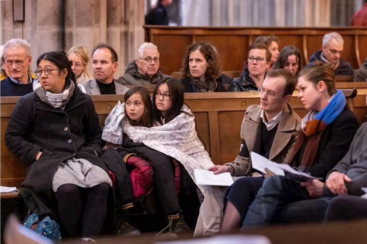 In de Domkerk staan mensen stil bij de slachtoffers van het WK en hun eigen ongemak