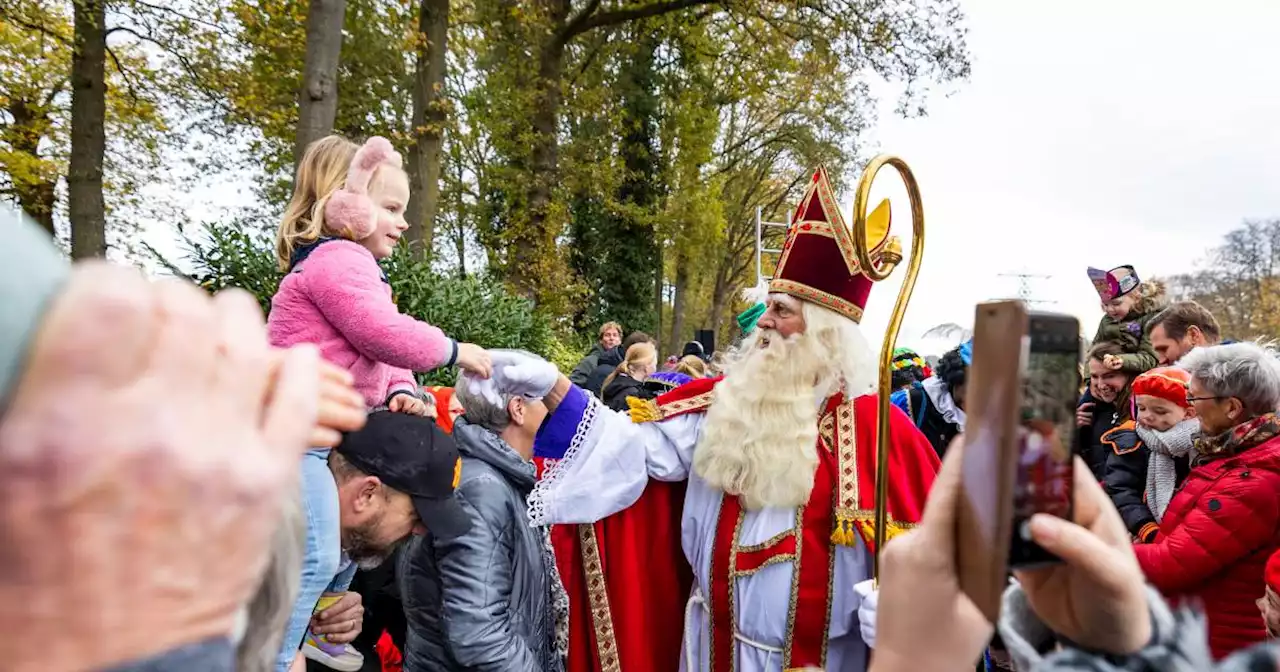 Honderden kinderen verwelkomen Sinterklaas bij de Groene Brug in Delden