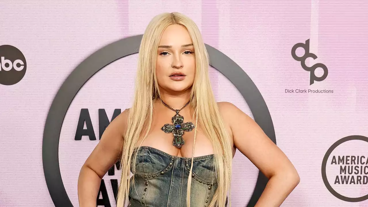 Kim Petras Pays Homage to Britney Spears at the American Music Awards