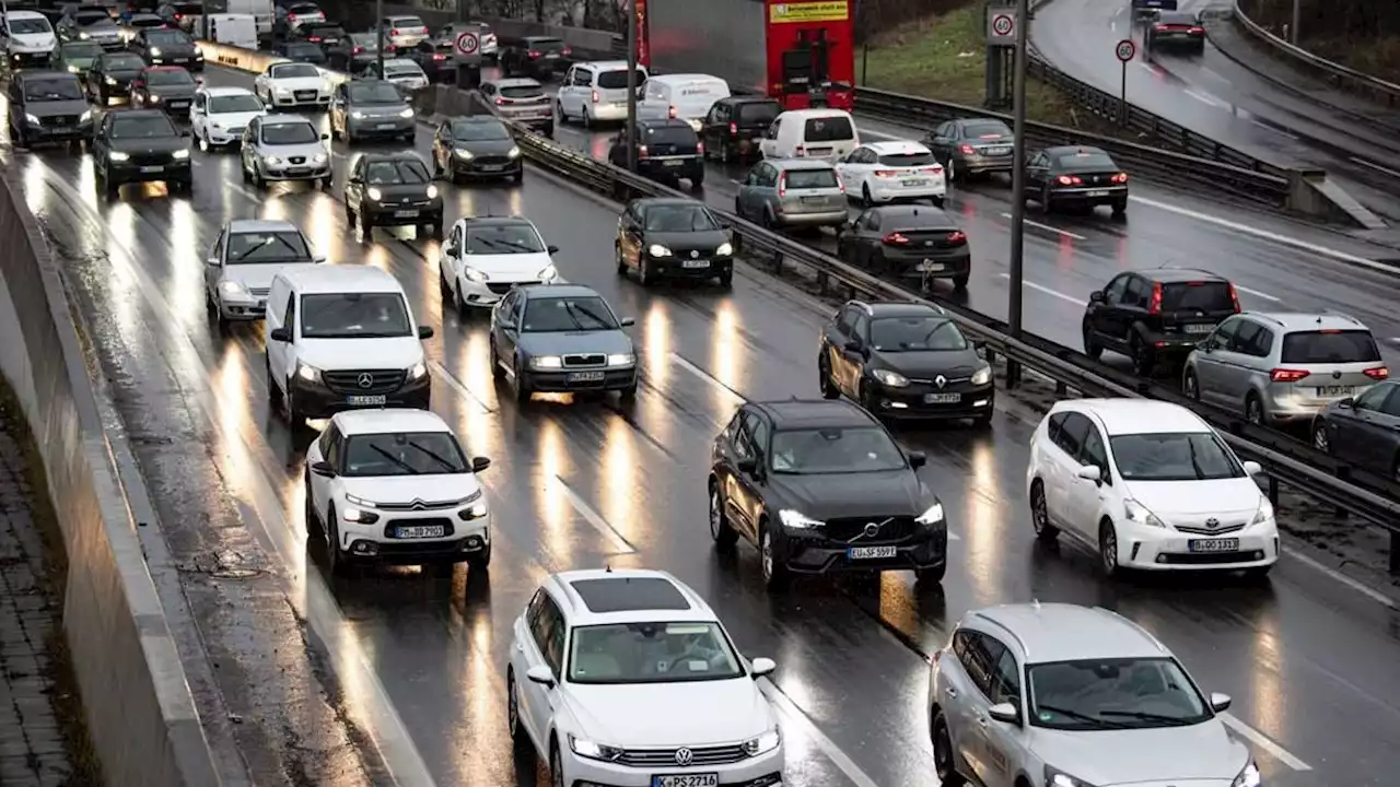 unfall auf der a1: fahrbahn richtung hamburg voll gesperrt