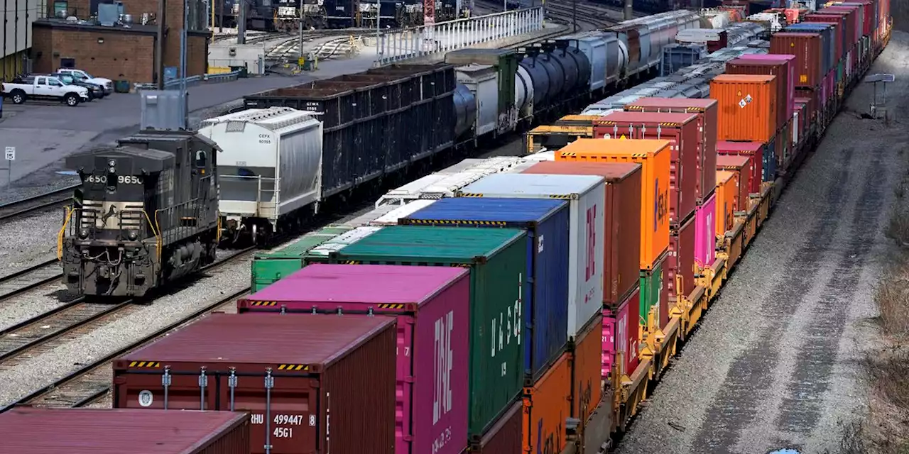 US supply chain under threat as unions, railroads, clash