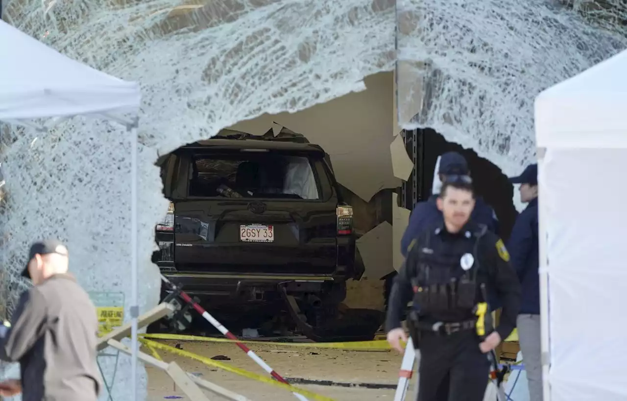 Une voiture fonce sur un Apple store près de Boston, un mort et 16 blessés