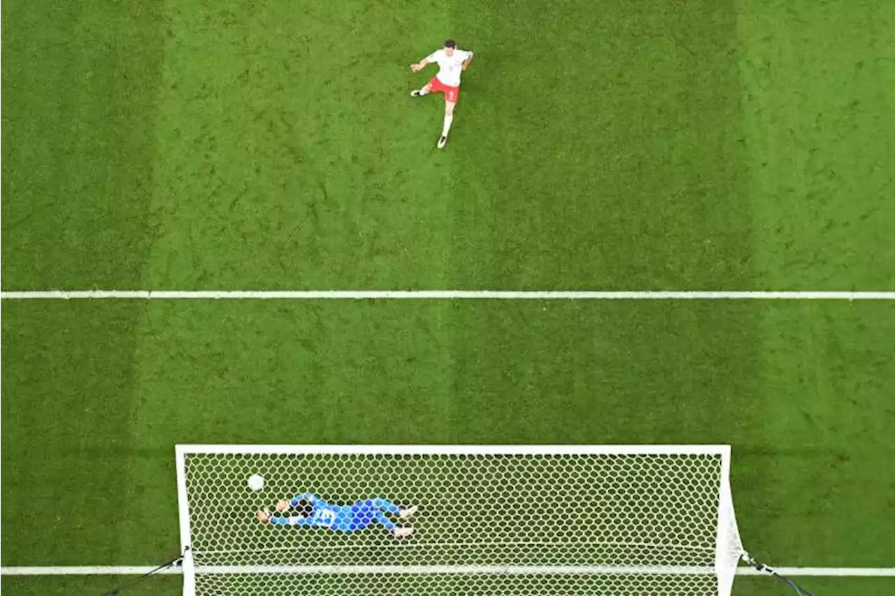 Poland's Lewandowski misses penalty in Mexico stalemate