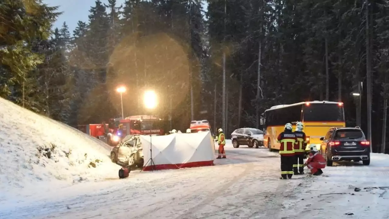 Tödliche Kollision zwischen Auto und Postauto