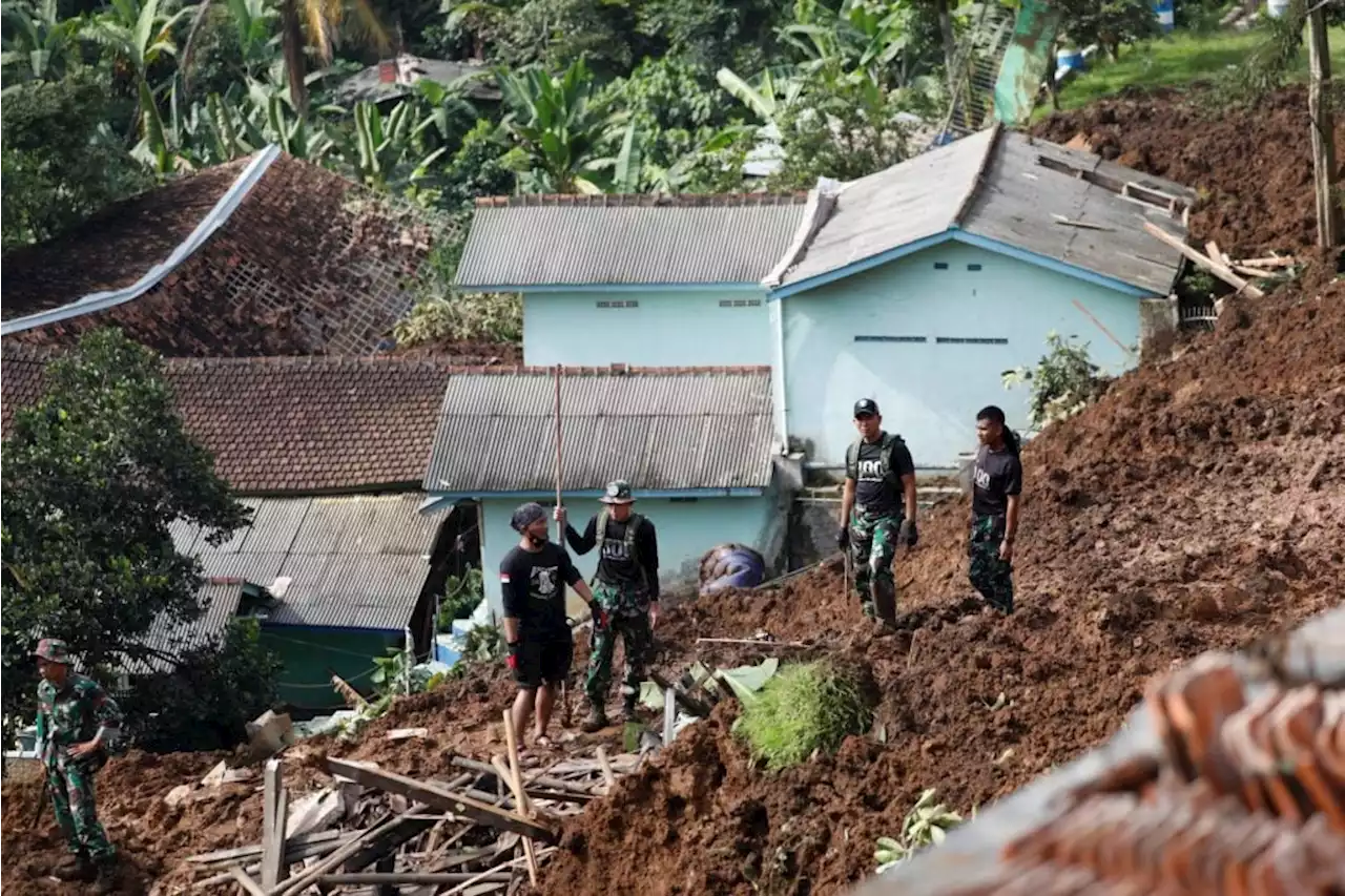 Indonesia quake kills at least 268 people, many of them children at school