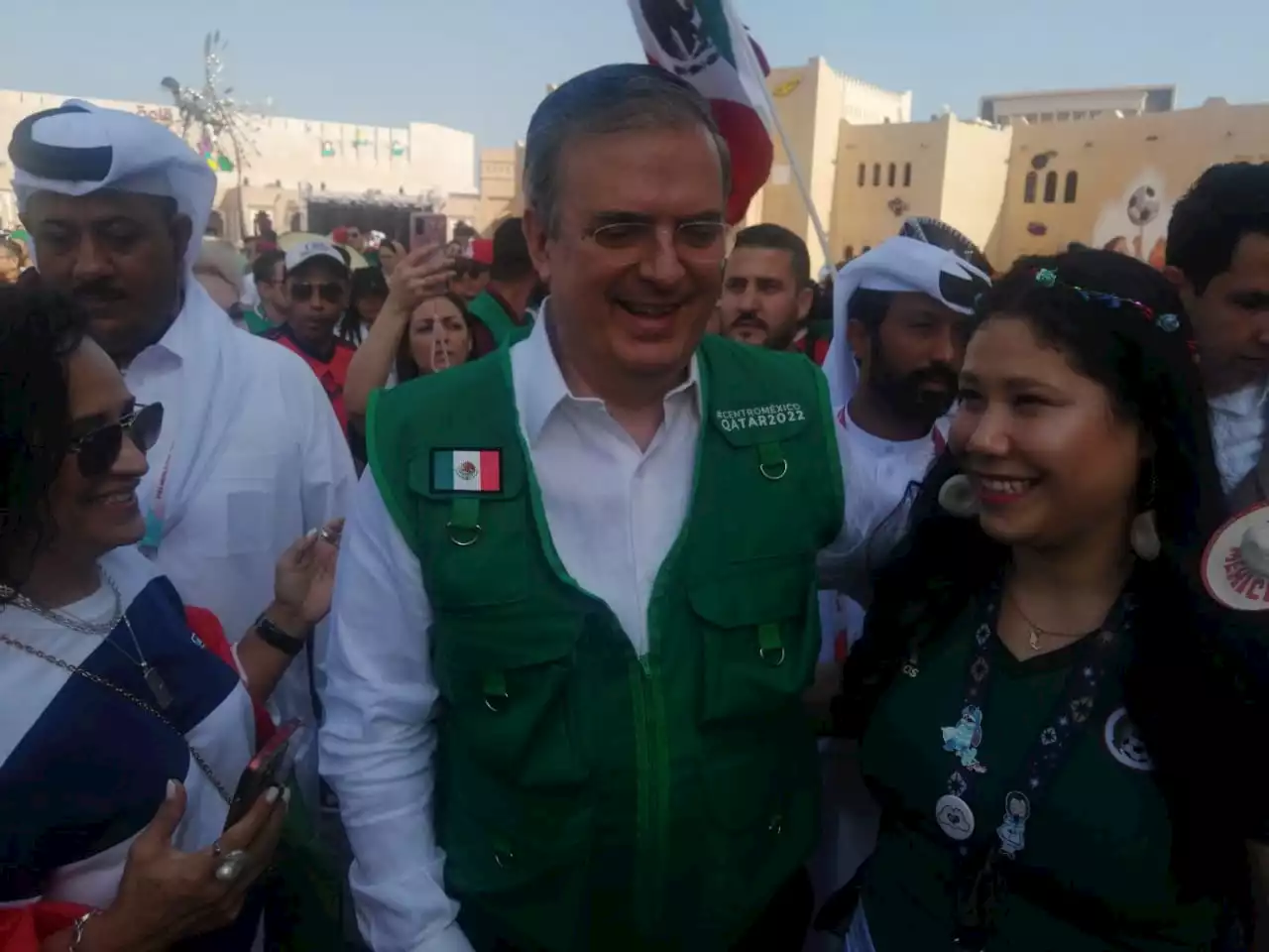 Qatar 2022: Aficionados mexicanos le piden cerveza a Marcelo Ebrard en Qatar