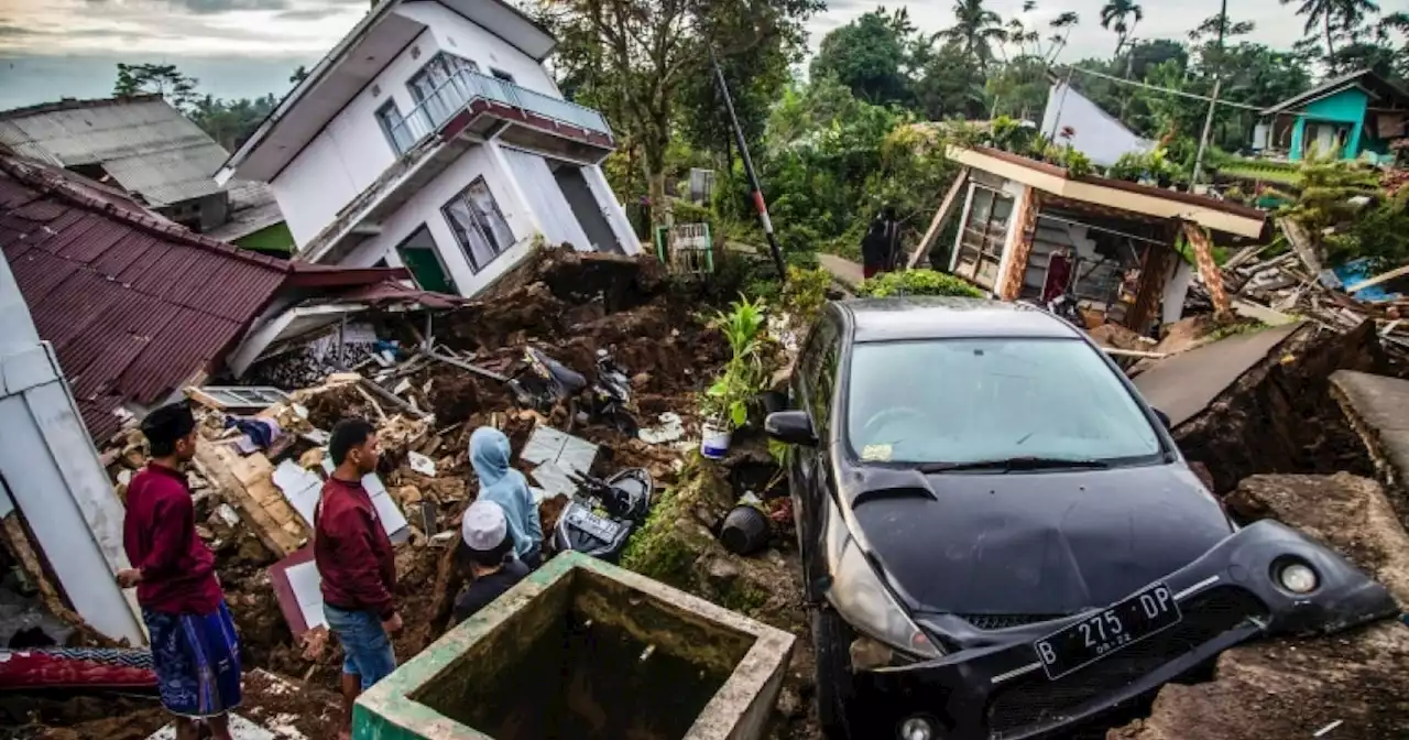 Hunt for buried survivors after Indonesia quake kills 162