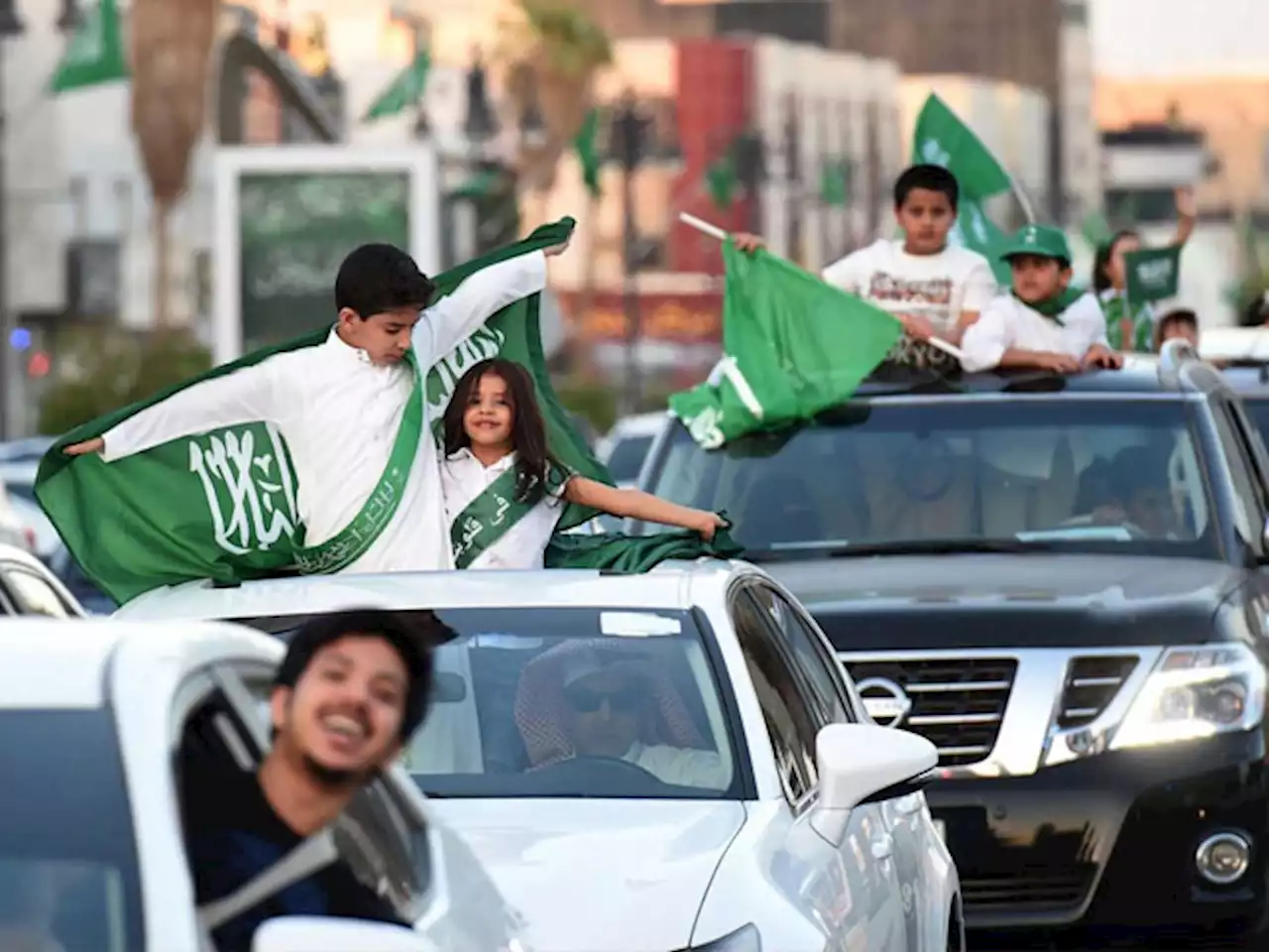 سعودی عرب میں فٹبال ٹیم کی تاریخی فتح پر جشن؛ عام تعطیل کا اعلان - ایکسپریس اردو