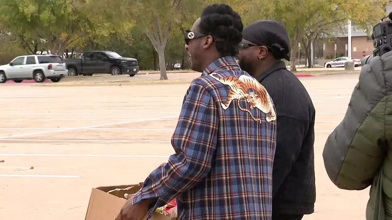 Singer Leon Bridges hands out meals for Tarrant County Food Bank