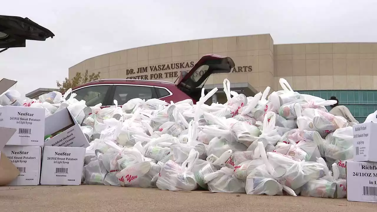 Struggling North Texans thankful for food bank giveaways as inflation soars during holidays