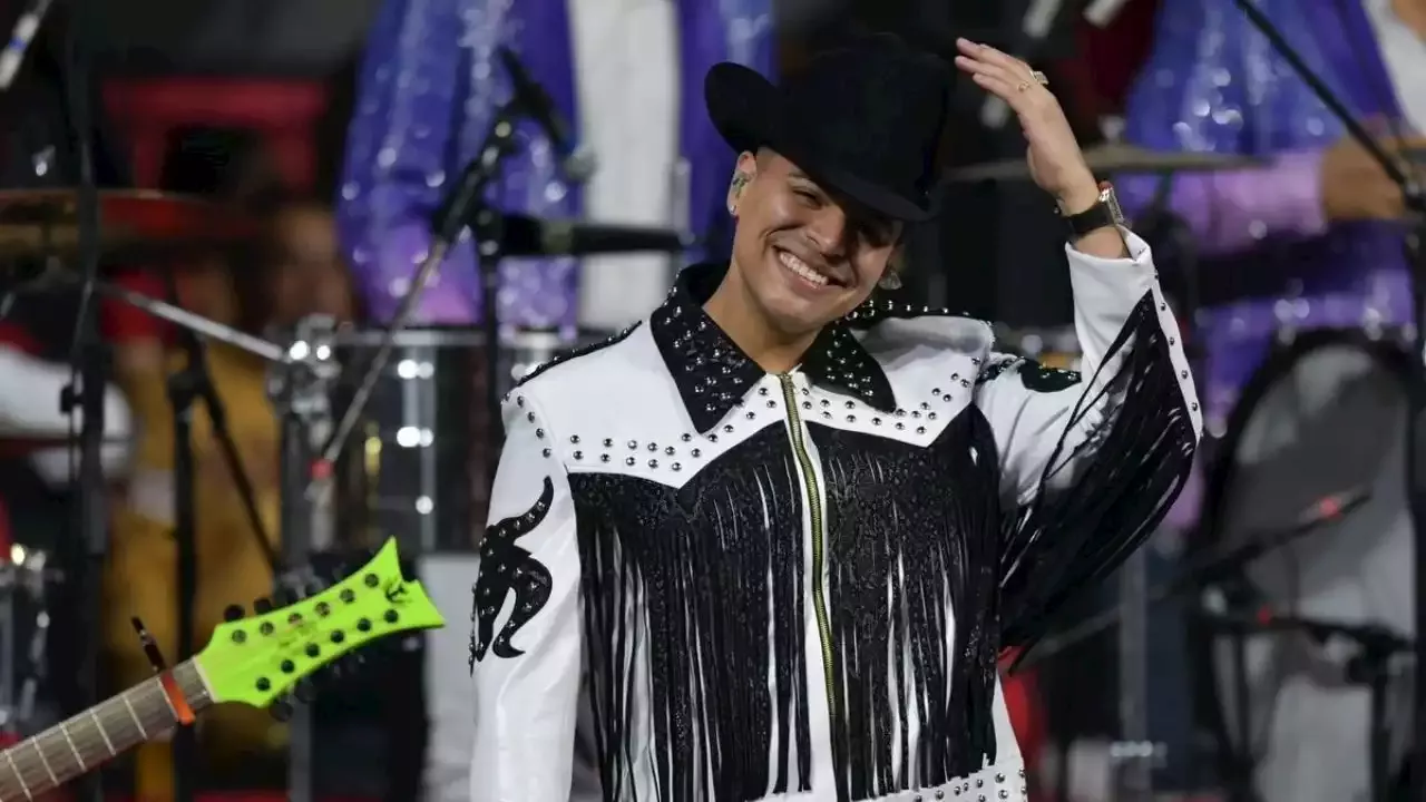 Grupo Firme canta entre abucheos en el medio tiempo del MNF en el