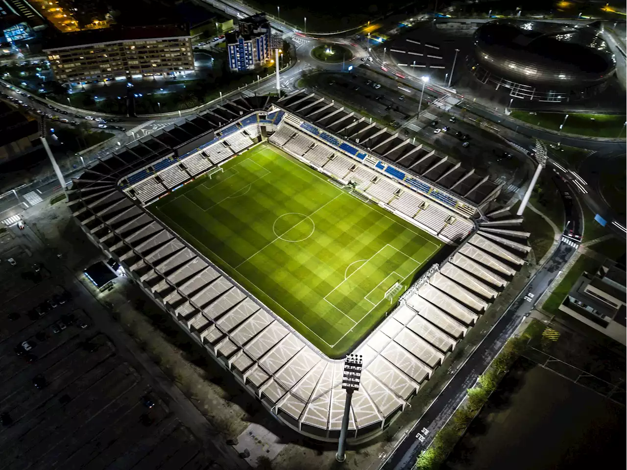 Los estadios de fútbol se encienden por la noche por necesidad, pero eso no es bueno