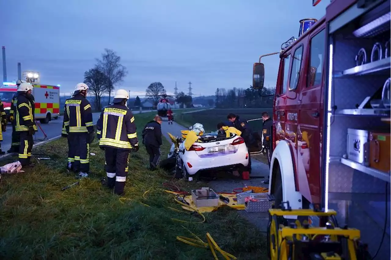 B8 komplett gesperrt: Autofahrer nach Unfall bei Künzing in Lebensgefahr - idowa