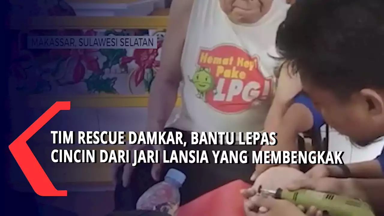 Tim Rescue Damkar, Bantu Lepas Cincin Dari Jari Lansia Yang Membengkak