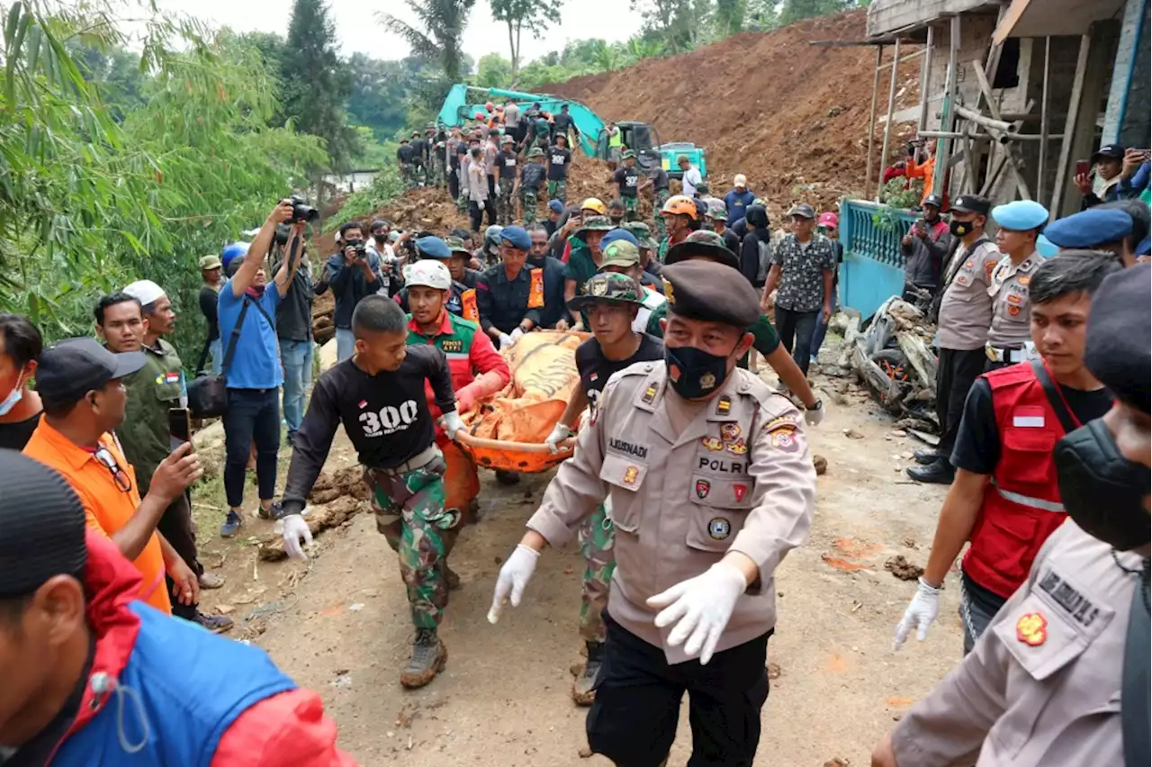 Indonesian rescuers search through rubble of quake, 268 dead