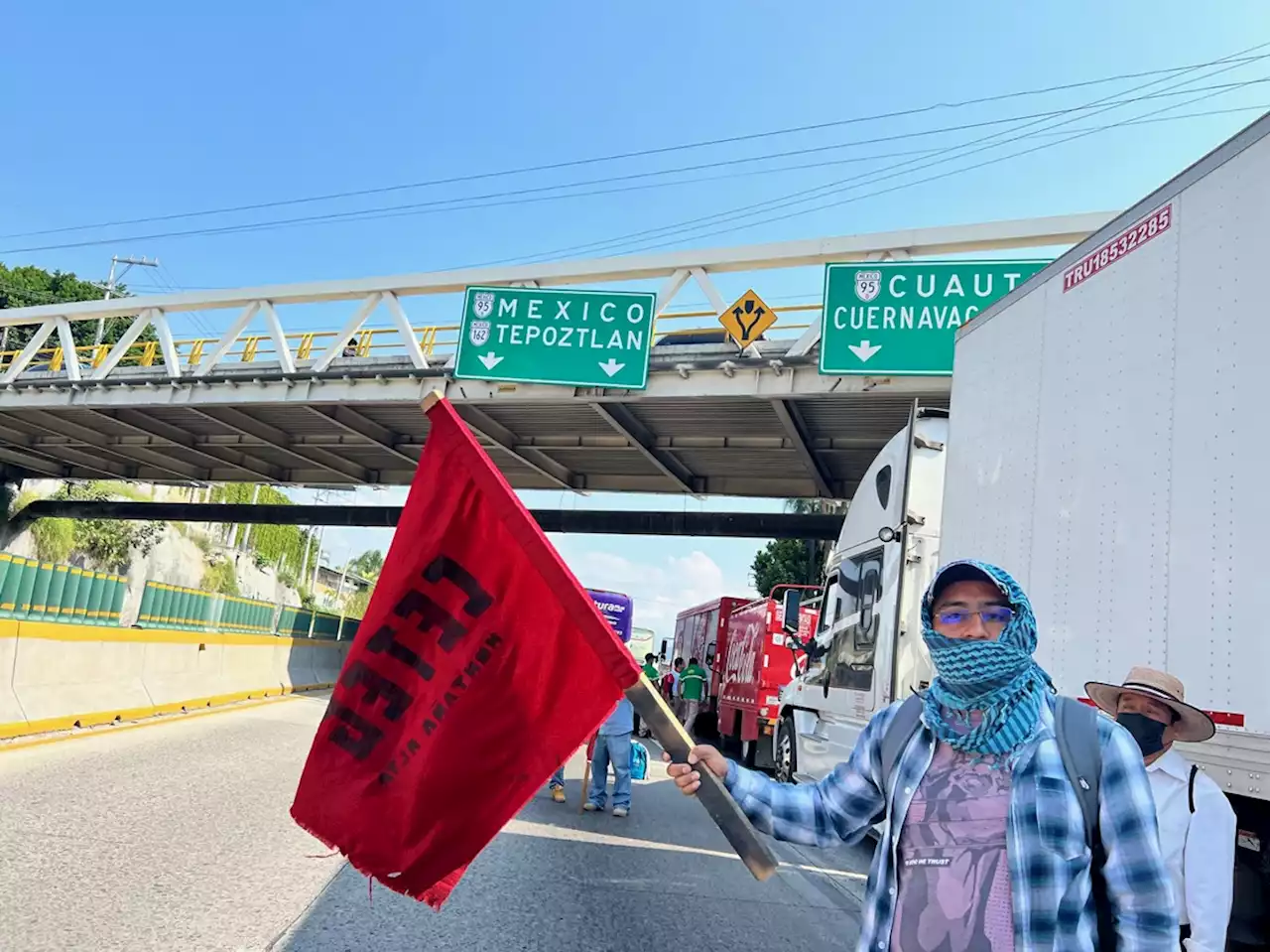 Caravana de Ceteg-CNTE 'toma' caseta de Tlalpan de la autopista del Sol